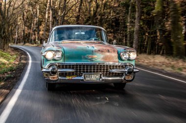 Ormandaki eski araba.