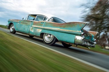 Klasik mavi klasik araba.