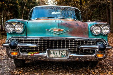 Şehirdeki eski araba.