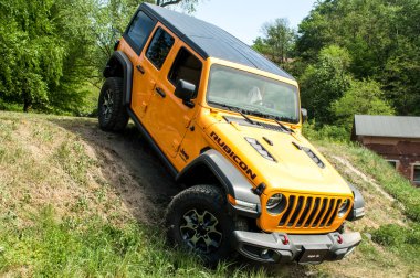 Amerikan marka Jeep 1941 yılında Chrysler tarafından kuruldu. Jeep araçları tipik SUV 'lerdir.