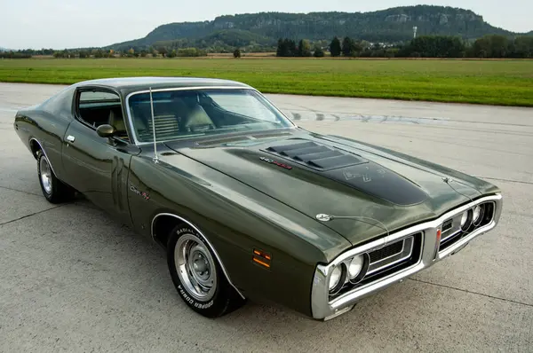 Kaslı araba sergileniyor