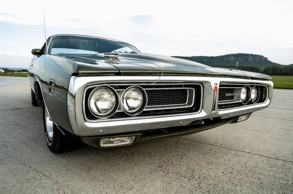 Şehirdeki eski araba.