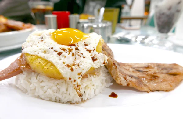 Porco, ovo, arroz de abacaxi em prato branco — Fotografia de Stock