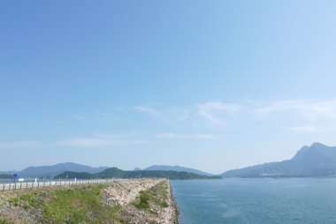 Baraj gölet, dağlar ve mavi gökyüzü