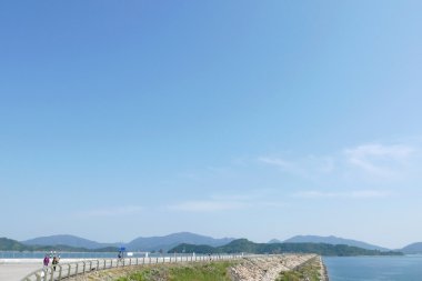 Baraj gölet, dağlar ve mavi gökyüzü