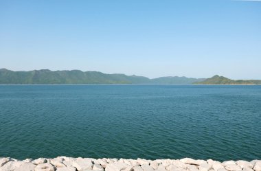 Baraj gölet, dağlar ve mavi gökyüzü