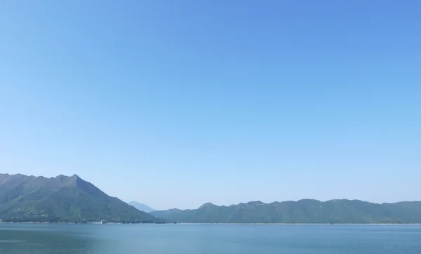 Barrage étang, montagnes et ciel bleu — Photo