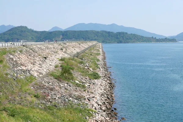 Barrage étang, montagnes et ciel bleu — Photo