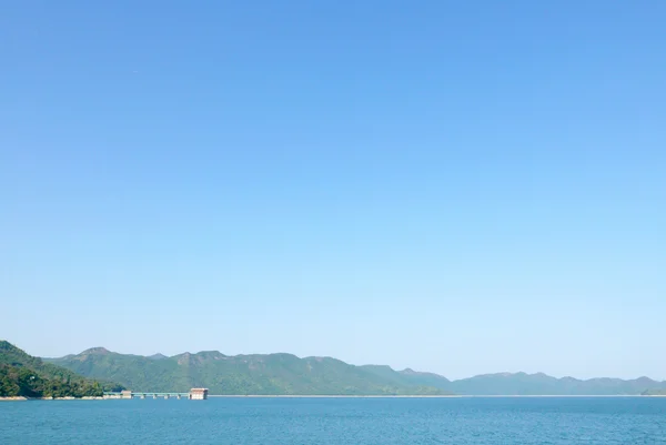 Barrage étang, montagnes et ciel bleu — Photo