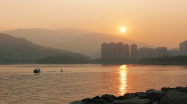 wakeboard tekne, dağ, günbatımında bina