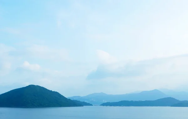 Montaña, lago, cielo azul y nube — Foto de Stock