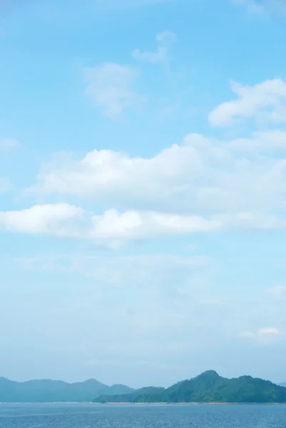 山、湖、青い空と雲 — ストック写真