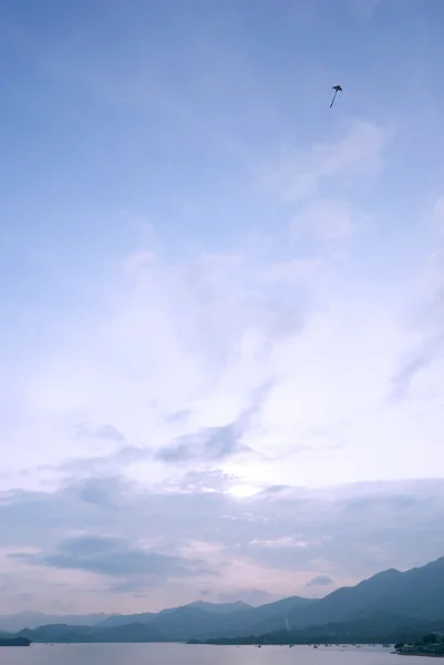 Berg, lake, Wouw, blauwe hemel en wolken — Stockfoto