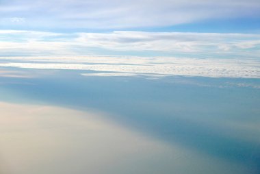 Mavi gökyüzünde beyaz kabarık bulutlar