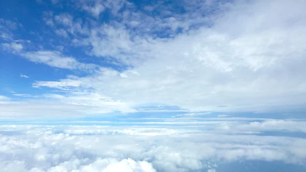 青い空に白いふわふわの雲 — ストック写真