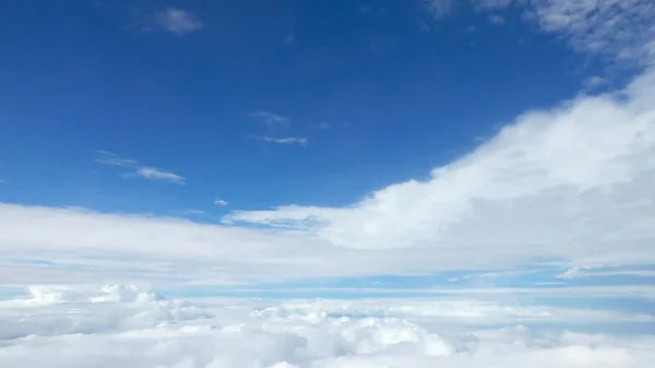 Weiße, flauschige Wolken am blauen Himmel — Stockfoto