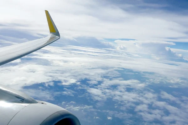 Skrzydło samolotu lecącego nad chmurami — Zdjęcie stockowe