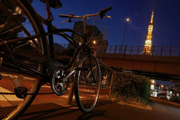 Japan Tokio torengebouw en retro fiets 's nachts — Stockfoto