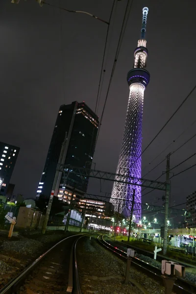 Japan torn, Hotell byggnad och tåg spår på natten — Stockfoto