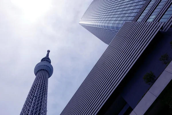 Japan-tornet och kommersiell byggnad med sky — Stockfoto