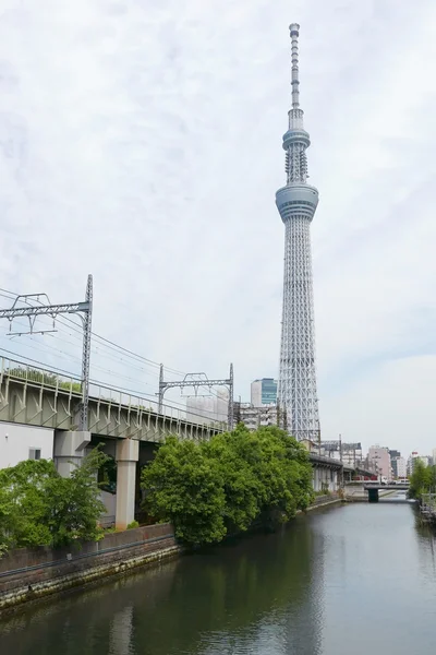 Vertikala Japan Tornbyggnad Floden Tågspåren Med Blå Himmel — Stockfoto