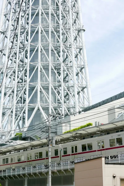 Japan tornbyggnad, floden, tåg med sky — Stockfoto