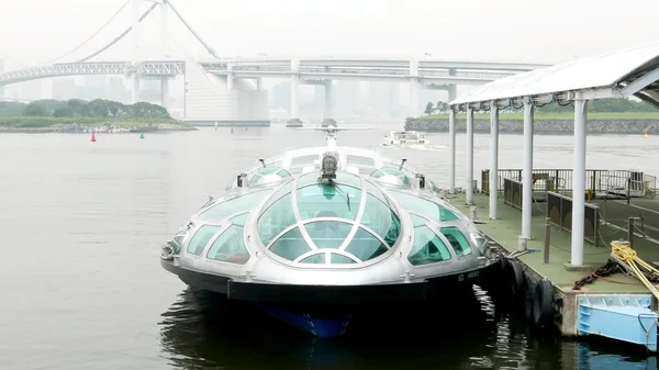 Barco turístico em Japão baía de odaiba, ponte — Fotografia de Stock