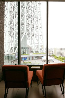 Turuncu koltuklarda iki Cafe Restoran