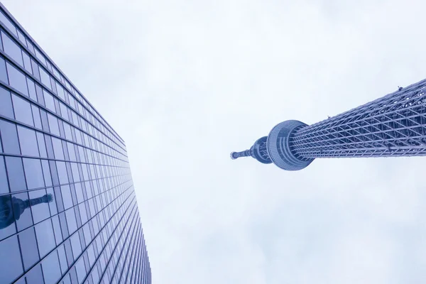 Japan tower spegel på kontorsbyggnad fönster — Stockfoto