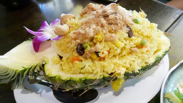 Tailândia comida abacaxi arroz frito no restaurante — Fotografia de Stock