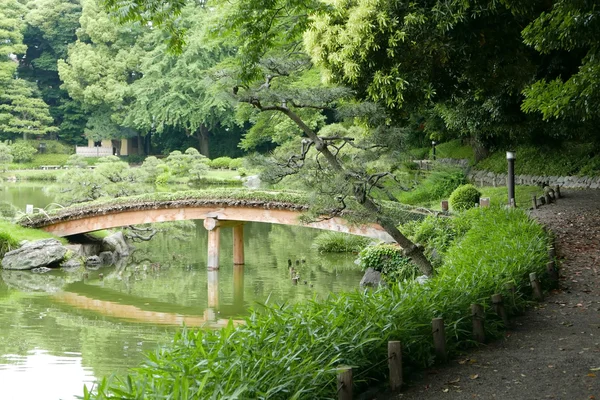 Voetpad, brug, Japans Paviljoen gebouw in tuin — Stockfoto