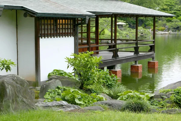 Παραδοσιακό ιαπωνικό περίπτερο κτίριο και λίμνη νερού — Φωτογραφία Αρχείου