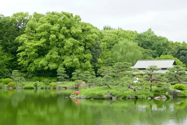 Japanese traditional pavilion building with reflection in zen ga — Stock Photo, Image