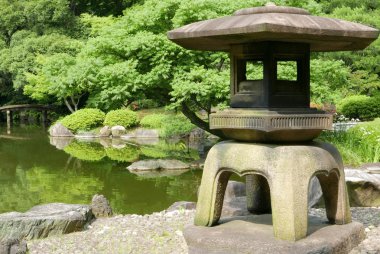 Japon açık taş fener ve göl zen bahçesinde