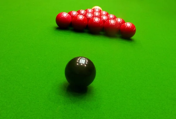 Jogo de competição bolas de snooker closeup na mesa verde — Fotografia de Stock