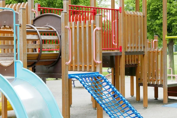 야외 공원에서 다채로운 어린이 놀이터 슬라이드 — 스톡 사진