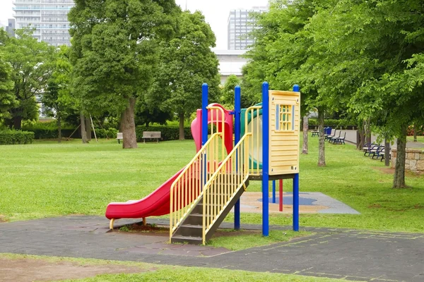 Kleurrijke kinderen Speeltuin dia in buiten park — Stockfoto
