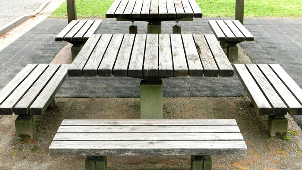 Buiten houten bruine tafel en stoel in park — Stockfoto