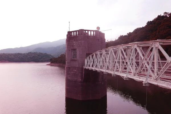 Lagoa de água da barragem e ponte humana — Fotografia de Stock