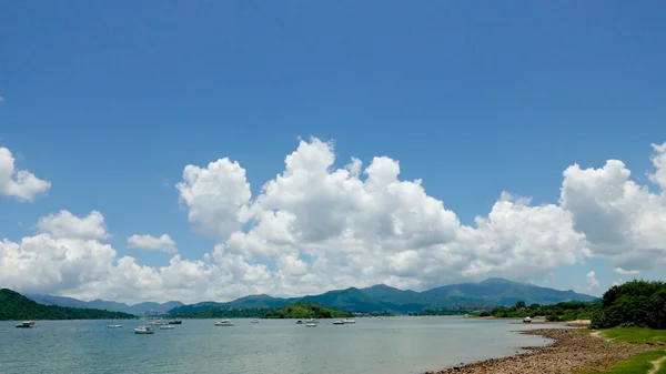 Montaña verde, lago, barco, cielo azul y la nube blanca —  Fotos de Stock