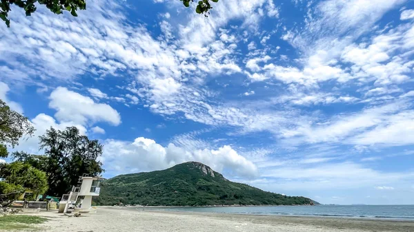 Amplia Fotografía Natural Playa Con Estación Salvavidas Árbol Nubes Agua — Foto de Stock