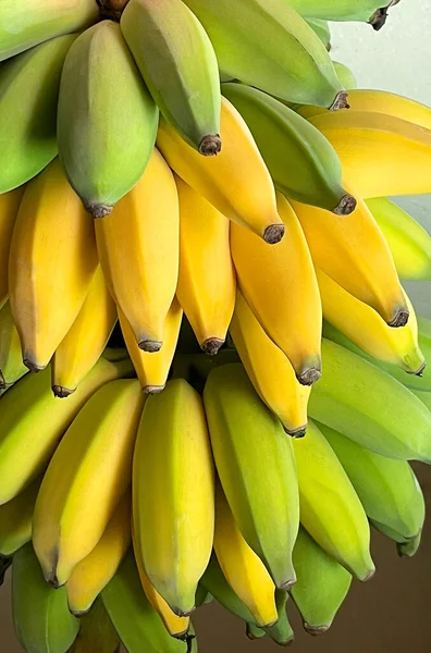 Zdrowa Świeża Paczka Żółtych Zielonych Bananów Owocowych Skóry — Zdjęcie stockowe