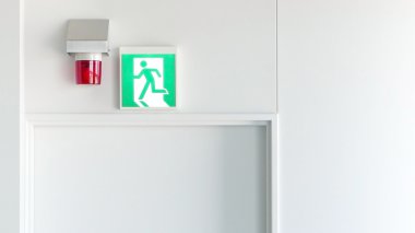 Yeşil acil çıkış işareti ve alarm ışık