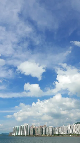 Vertikální rezidentní budovy panoráma, cloudscape a modrá obloha — Stock fotografie
