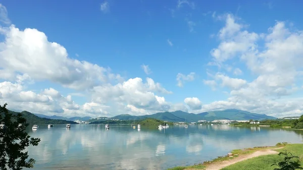 Barcos, nubes, lago y cielo azul con sombra de reflexión — Foto de Stock