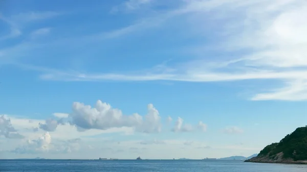 Cielo azul, nubes, costa mar e isla — Foto de Stock