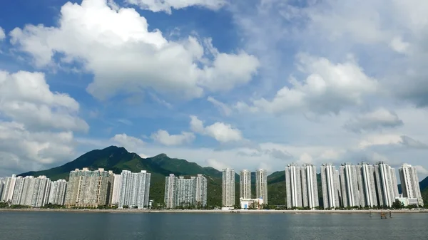 居民建筑景观、 cloudscape 和天空 — 图库照片