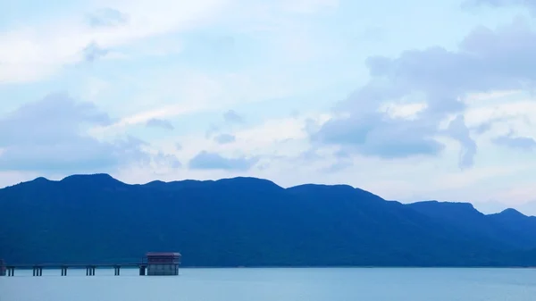 青い空、山と穏やかな湖 — ストック写真