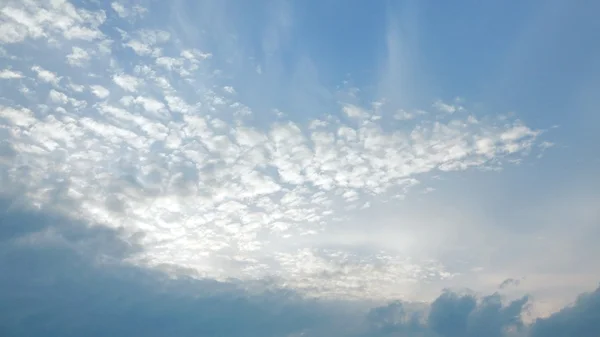 Nuvens brancas e fundo azul céu — Fotografia de Stock