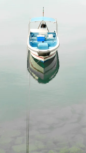 Barca de pescuit pe lac — Fotografie, imagine de stoc